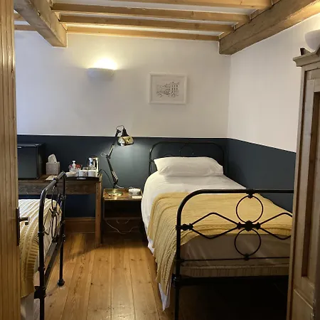 Riverside Bed and breakfast 3*