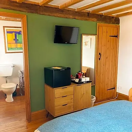Riverside Bed and breakfast 3*
